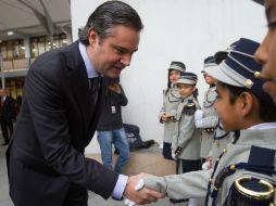 Aurelio Nuño visitó una primaria en la Ciudad de México, una tarea que, afirmó, repetirá cada lunes mientras sea titular de la SEP.  /