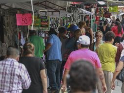 Decenas de comerciantes se instalan a diario en el banquetón de Javier Mina; los puestos invaden el paso peatonal. EL INFORMADOR / F. Atilano
