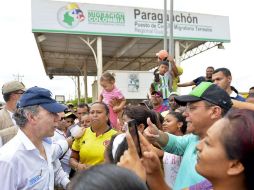 Juan Manuel Santos visita el puesto de control de Paraguachón, que ha recibido mil 538 desplazados desde Venezuela. EFE / Presidencia de Colombia