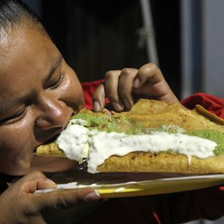 Porciones pequeñas de comida en restaurantes ayudan a combatir obesidad