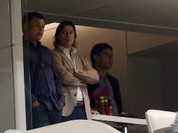 Almeyda tuvo que cruzar por encima de las sillas para salir por un sector libre de aficionados. EL INFORMADOR / M. Vargas