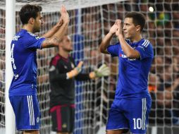 Cesc Fàbregas (i) celebra un gol con su compañero Eden Hazard ante el Maccabi Tel Aviv. EFE / F. Arrizabalaga