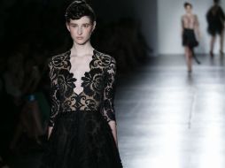 Una modelo desfila con un vestido largo de noche en la presentación de la diseñadora Stella Nolasco. EFE / K. Betancur