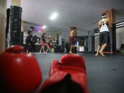 Estudiantes de la academia 'Lobo Gym', dirigida por los hermanos Francisco y Luis Grasso, realizan una práctica de MMA.  /