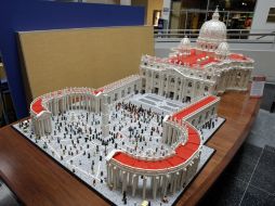 La creación se exhibirá en una exposición de esculturas de Lego y ''Vatican Splendors'', que se inaugura el sábado. AP / M. Rourke
