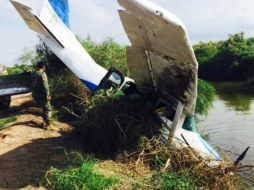 Personal de la PGR descubrió una pista clandestina en Navolato tras el accidente de una aeronave. TWITTER / @PGR_mx