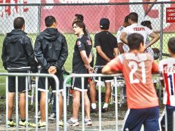 Alejado de la afición y los medios, Almeyda (centro, de cabello largo) va poco a poco trabajando con el primer equipo del Guadalajara. EL INFORMADOR / E. Barrera
