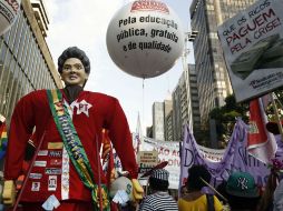 Los brasileños protestan contra los ajustes que el gobierno de Rousseff, que incluye recorte en programas sociales. AFP / M. Schincariol