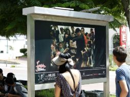 Luna Morena inauguró la muestra 'Los hilos que mueven al mundo', pero las imágenes expuestas carecen del crédito de sus autores. EL INFORMADOR / A. Camacho