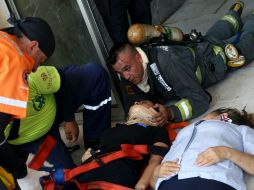 Durante el simulacro se realizó un ejercicio en el que supuestamente se atendía una emergencia. EFE / U. Basurto