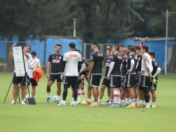 Los futbolistas realizaron disparos a portería sin permitir que el esférico tocara el suelo. TWITTER / @Chivas