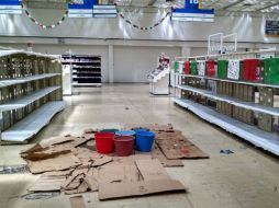 En los pasillos de la tienda se colocaron cartones y cubetas para contener el agua que se filtra al edificio. EL INFORMADOR / R. Tamayo