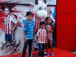 Los menores hicieron fila para tomarse la foto con la 'Chiva Loca'. EL INFORMADOR / A. Ramírez