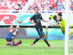 El cuadro bajo de Gallos perdió la marca para que Omar Bravo (en el suelo) apareciera y superara con la cabeza al arquero Tiago Volpi. EL INFORMADOR / M. Vargas