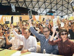 Jesús Zambrano (izquierda) emite su voto durante las primeras actividades del Congreso Nacional del PRD. SUN /