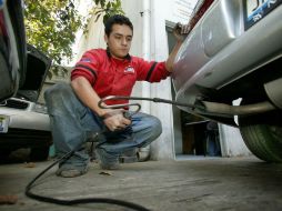 Si el nuevo programa funciona y verifica al 95% de los autos, los habitantes podrán dejar de respirar 15 kilos de contaminantes al año. EL INFORMADOR /