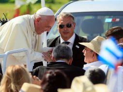 El Papa saluda  a Raúl Castro, presidente de Cuba, durante un paseo por Holguín, antes de oficiar una misa en Plaza de la Revolución. EFE / A. Bolívar