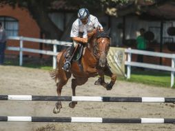 Felipe Tejeda, a lomos de “Mr. Braun”, realiza su recorrido en la libre a un metro, en la cual consiguió el primer lugar. NTX / F. Atilano