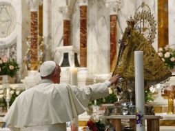 El Papa Francisco ora en el santuario de la Virgen de la Caridad del Cobre en Santiago de Cuba. EFE / T. Gentile