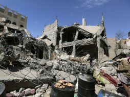 Varias personas inspeccionan entre los escombros de una vivienda destruída tras ataque de rebeldes hutíes. EFE / Y. Arhab