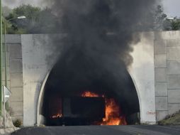 En el lugar de la trifulca quedó calcinado un camión tipo Torton a la altura de los túneles en la carretera a Tixtla. AFP / Y. Cortez