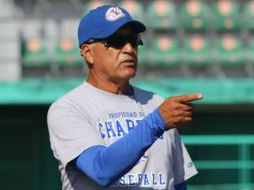 Juan Navarrete da indicaciones durante un juego de pretemporada. FACEBOOK / CharrosBeisbolOficial