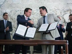 Imagen de la firma de convenio entre la Cofepris y Aristóteles. TWITTER / @AristotelesSD