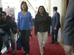 En la imagen la canciller colombiana, María Ángela Holguín (i) y su homóloga venezolana, Delcy Rodríguez (d). AFP / J. Barreto