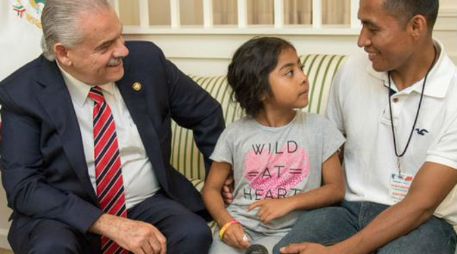 La Embajada de México en EU comparte algunas fotos del encuentro de Miguel Basáñez con la niña y su padre. TWITTER / @EmbamexEUA
