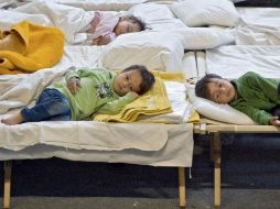 Entre los refugiados, los niños son los más vulnerables; la Unicef quiere asistirlos antes de la llegada del invierno europeo. EFE / B. Roessler
