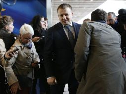 El acuerdo fue firmado por el ministro de energía ruso, Alexander Novak, y el ministro de energía ucraniano, Volodymyr Demchyshyn (c). EFE / L. Dubrule