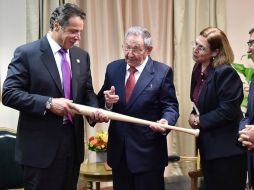 Cuomo regaló a Castro un bate de baseball de la Adirondack Bat Company, de Dolgeville, en Nueva York. TWITTER / @NYGovCuomo