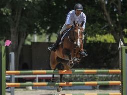 Rodrigo Gómez y 'Grafitti' recorrieron el circuito en 58.1 segundos, sin errores. EL INFORMADOR / F. Atilano