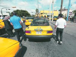 Taxistas se manifestaron afuera de una televisora en contra de la ley. ESPECIAL /
