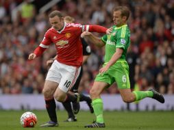 Wayne Rooney fue el autor de uno de los tres goles que le dieron el triunfo al Manchester United. AFP / O. Scarff