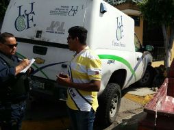 El conductor de la camioneta de Ciencias Forenses no tuvo lesión alguna; Policía Vial atiende el hecho. ESPECIAL /