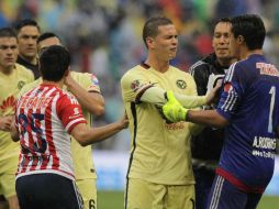 El guardameta Rodríguez festejó tras el triunfo de Chivas y eso no le pareció a su compañero. SUN / C. Muñoz