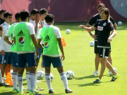Sin descanso. Matías Almeyda (der.) dirigió ayer el entrenamiento de las Chivas en Verde Valle. EL INFORMADOR / A. Hinojosa