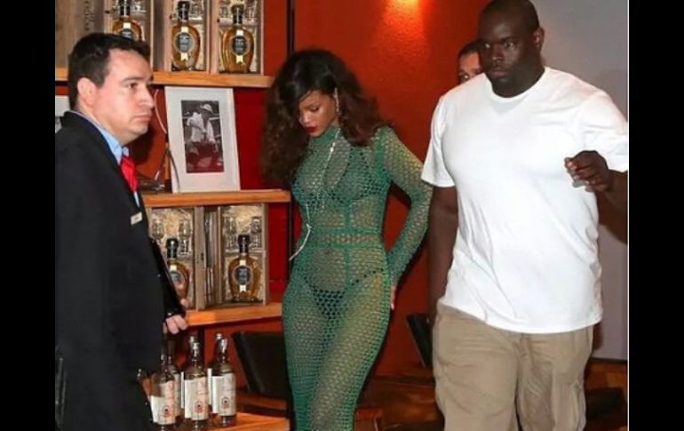 Rihanna lució su escultural figura en un atuendo adecuado para el calor de Brasil. INSTAGRAM / badgalriri