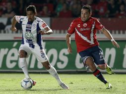 Fernando Meneses (derecha), del Veracruz, marca a Franco Jara, autor del gol tuzo. EFE / S. Ramírez