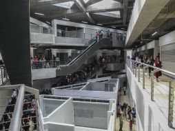 Locatarios y curiosos pudieron entrar ayer a conocer el nuevo Mercado Corona, aunque aún no está en codiciones de funcionar. EL INFORMADOR / F. Atilano