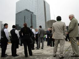 Empleados de oficinas se reúnen en un punto de encuentro tras una evacuación por el sismo de 5.2 grados Richter. EFE / J. Méndez
