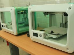 El Laboratorio de Fabricación Digital cuenta con dos impresoras 3D y una cortadora láser. ESPECIAL / Secretaría de Innovación
