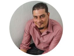 Durante las sesiones, su objetivo es acercarlos a autores y estilos, a partir de afinidades que detecta en cuanto a estilo y temas. ESPECIAL / artefactoagencia.com