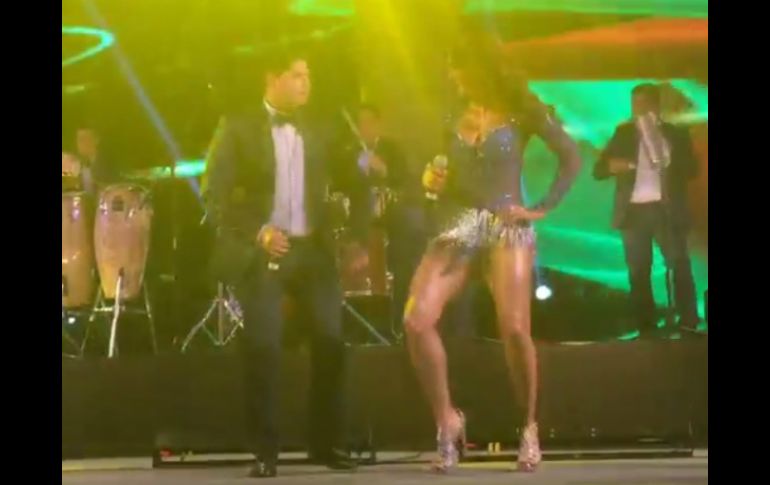 'La niña buena' lució sensual en el escenario. INSTAGRAM / @laseoaneoficial