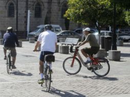 La bicicleta va ganándole terreno al automóvil, pues no produce emisiones contaminantes y resuelve los problemas de movilidad. EL INFORMADOR / ARCHIVO