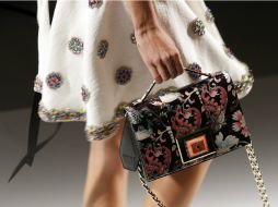 Las modelos del desfile de Andrew Gn lucieron, en combinación con bolsos con cadena, vestidos trapecio. AP / F. Mori