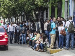 Trabajadores del Ayuntamiento de Guadalajara esperan afuera de la dirección de Recursos Humanos para revisar su situación laboral. EL INFORMADOR / R. Tamayo