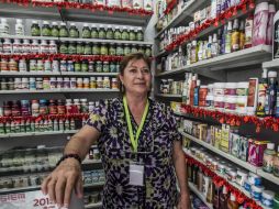 El edificio donde está el negocio de artículos naturistas de María García comenzó a inclinarse con la construcción del mercado.  /