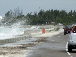 El peligro de ''Joaquín'' se mantiene debido a los vientos de más de 200 kilómetros que provocan olas de tres metros de altura. EFE / D. Smith